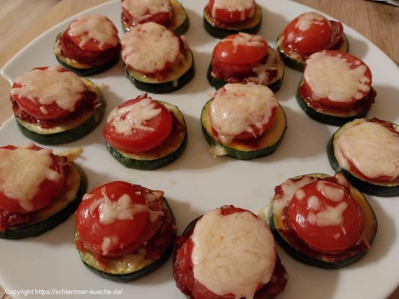 Minipizzen mit Zucchiniboden