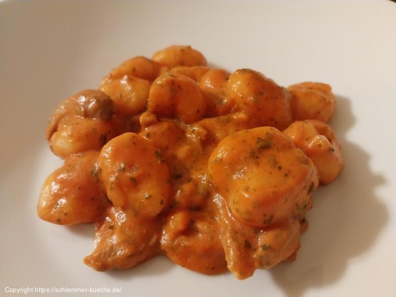 Gnocchi mit Tomaten-Champignon-Sauce