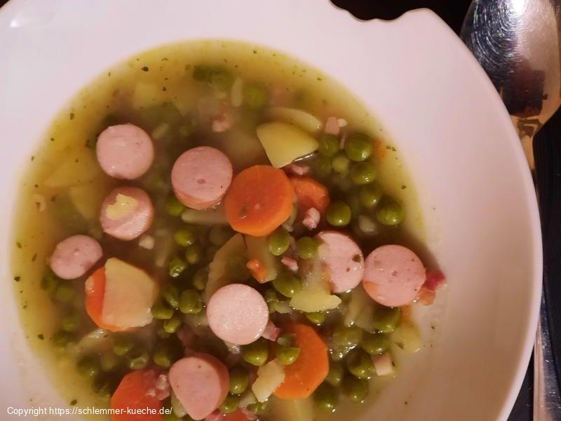 Erbsensuppe mit Würstchen