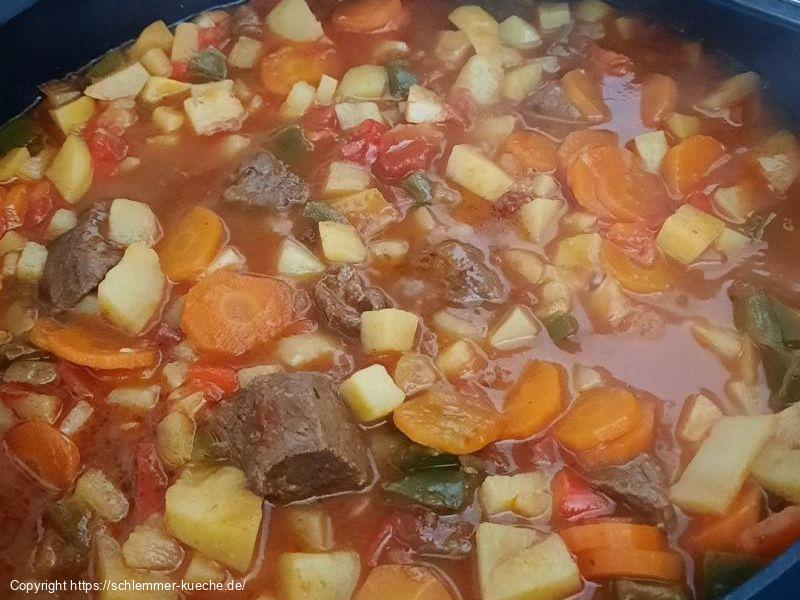 Bunte Gulaschsuppe